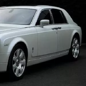 Прокат автомобиля Rolls-Royce Phantom белого/черного цвета для свадьбы