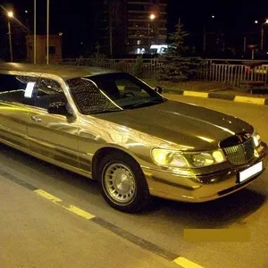 Аренда на свадьбу лимузина Lincoln Town Car  белого цвета.