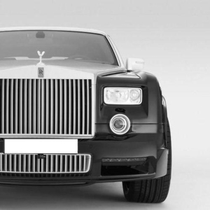 Элитный автомобиль Rolls Royce Phantom белого/черного цвета с водителе