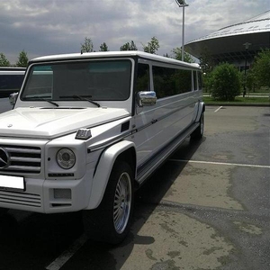 Элитный лимузин Mercedes-Benz Gelandewagen белого цвета с водителем.	