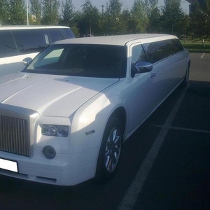 Элитный лимузин Chrysler 300C (Rolls-Royce) белого цвета с водителем.	