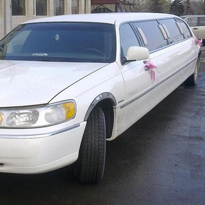Эксклюзивный лимузин Lincoln Town Car белого цвета с водителем.
