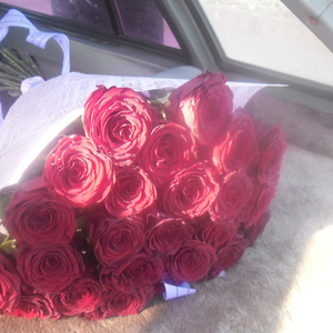 Букет из 25 роз красного цвета 60 см