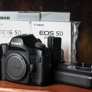 brand new canon 5d  mark iii buy 2 get 1 free