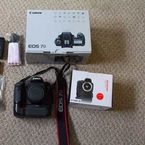 Canon EOS 7D 18, 0 MP Digital SLR Camera.