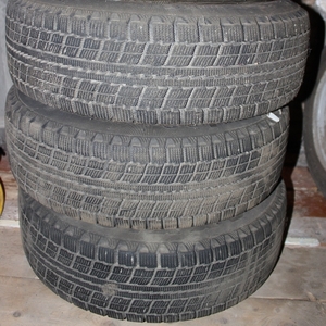Продам комплект зимних шин Maxxis Presa Ice